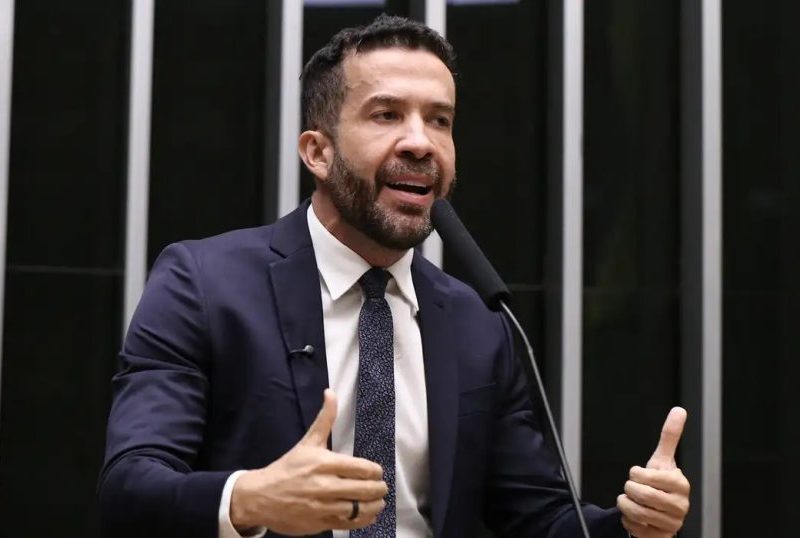 Deputado André Janones é internado na UTI em São Paulo