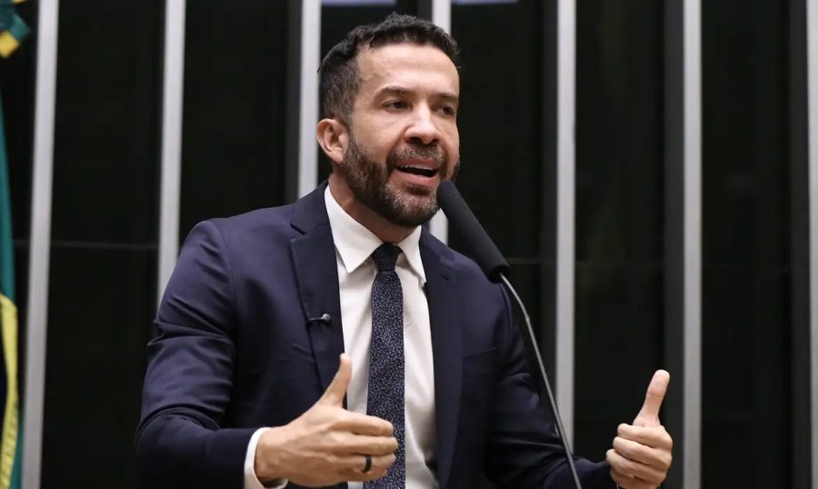 Deputado André Janones é internado na UTI em São Paulo