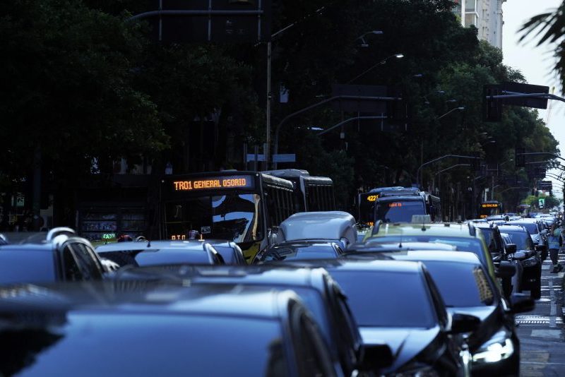 Detran RJ diz que vai isentar multas por atraso na transferência de veículos em razão da greve dos servidores