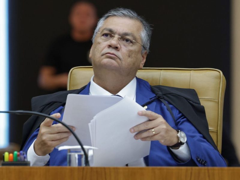 Dino manda PF investigar se houve recursos externos na campanha de Flávio