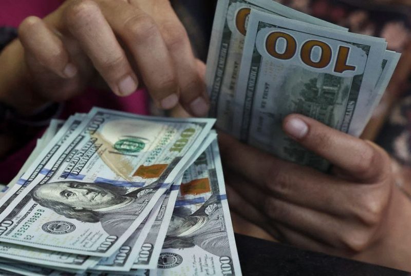 Dólar fecha abaixo de R$ 5 e recua 1,58% na semana