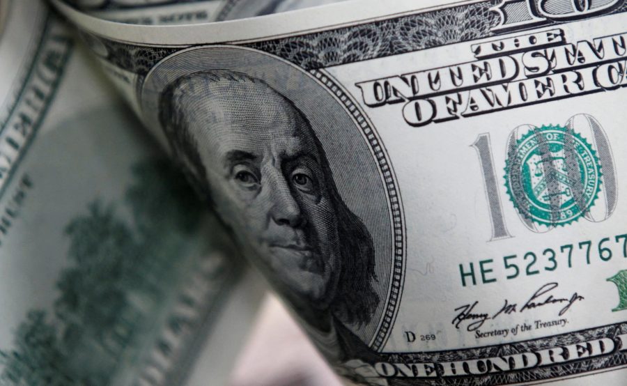 Dólar abre em baixa cotado a R$ 5,01 com foco no exterior
