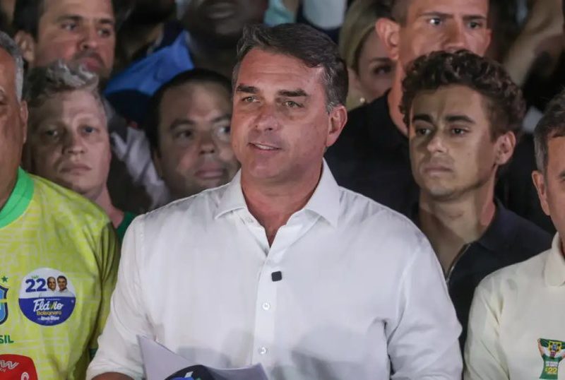 Flávio Bolsonaro foge para os EUA e agradece Trump e Milei