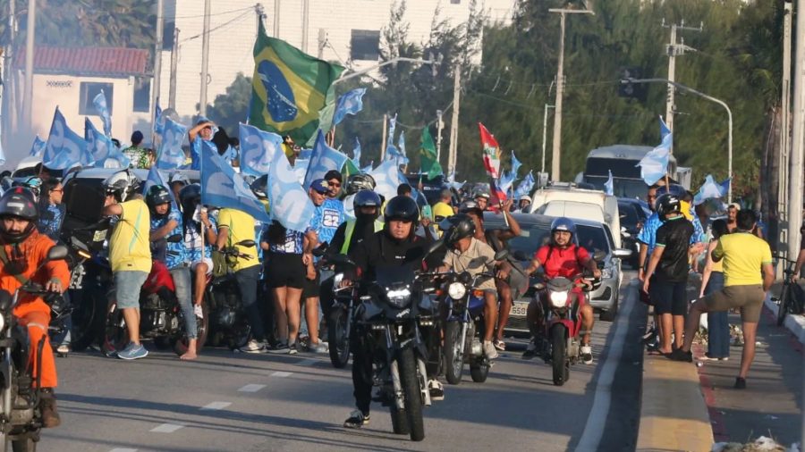 Em último dia de campanha, apoiadores de Flávio Bolsonaro (PL) e Lula (PT) realizam manifestações em Fortaleza