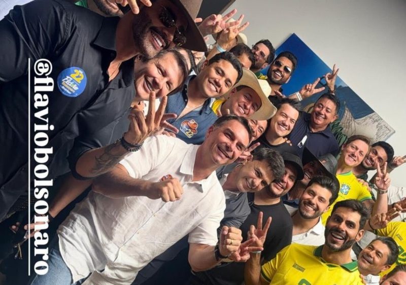 Encontro com Flávio Bolsonaro reuniu mais de 30 sertanejos; veja lista