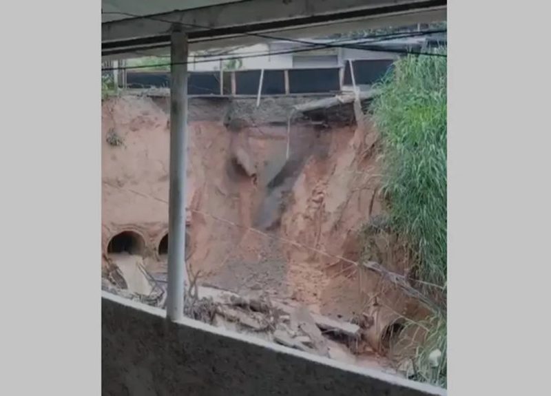 Queda de encosta na RJ-148 isola trecho em Nova Friburgo