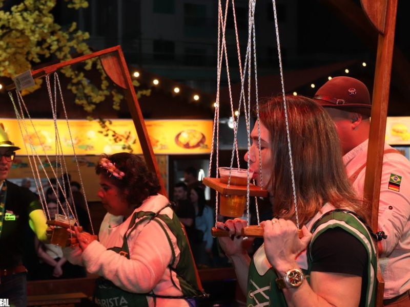 Equilibrista do Chope testa coordenação motora na Oktoberfest Blumenau