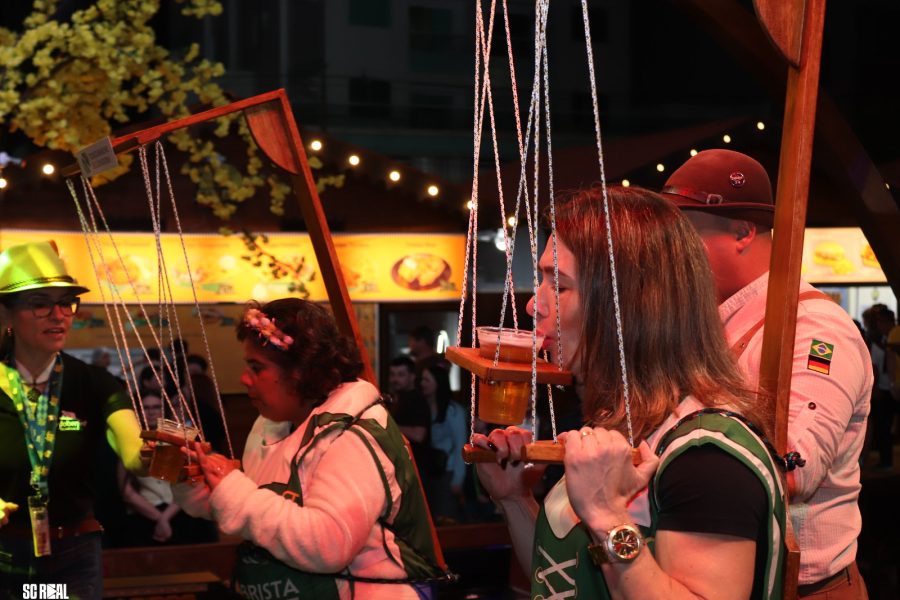 Equilibrista do Chope testa coordenação motora na Oktoberfest Blumenau