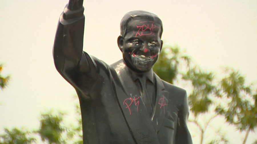 Estátua do ex-presidente João Goulart é vandalizada em Porto Alegre e família vai à polícia