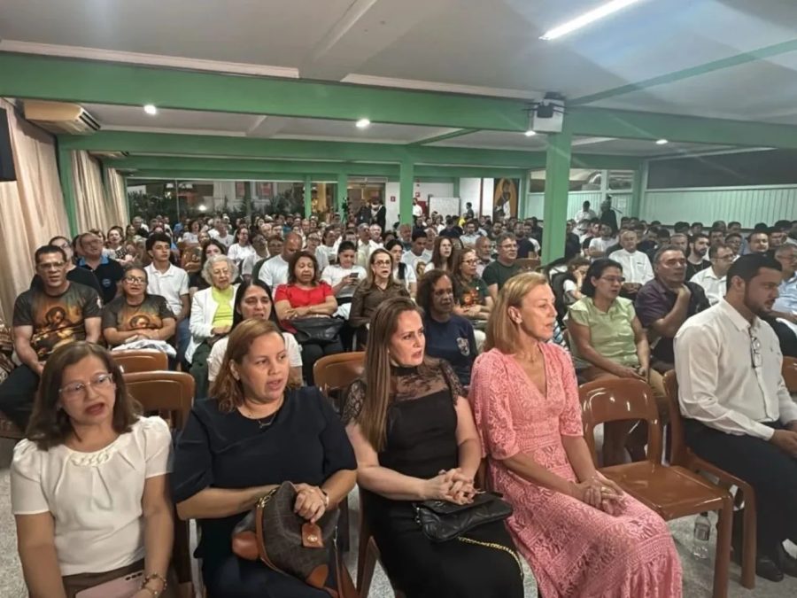 Fiéis lotam igreja para abertura de processo de beatificação do primeiro santo de estado brasileiro