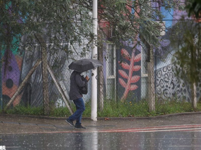 Fim de semana começa com chuva intensa e volumosa em Santa Catarina