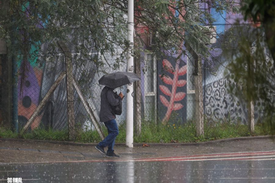 Fim de semana começa com chuva intensa e volumosa em Santa Catarina