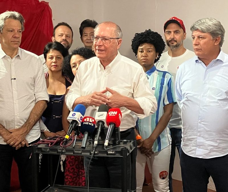 Flávio Bolsonaro ‘está dando uma desculpa’, diz Alckmin após Lula desafiar candidato do PL a liberar sigilo