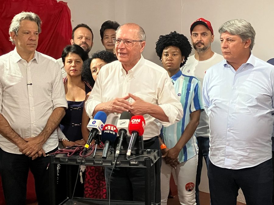 Flávio Bolsonaro ‘está dando uma desculpa’, diz Alckmin após Lula desafiar candidato do PL a liberar sigilo