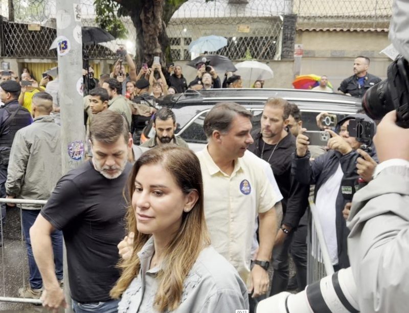 Flávio Bolsonaro vota no Rio e declara mudança de rumo