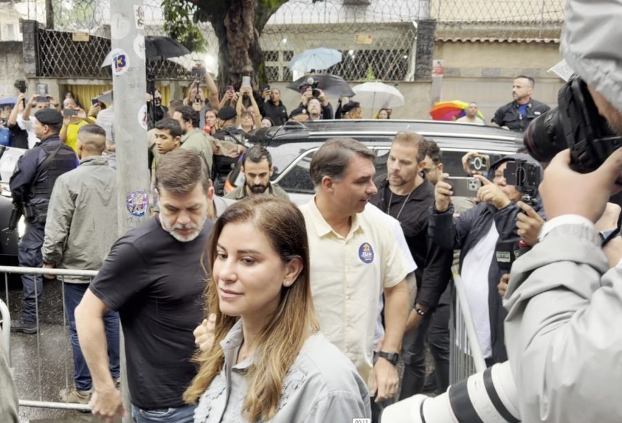 Flávio Bolsonaro vota no Rio e diz: "Chegou a hora da mudança de verdade"