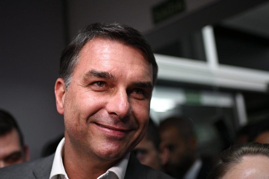 Flávio promete devolver parte do Pix pago em contas e cria "Vira Pix"