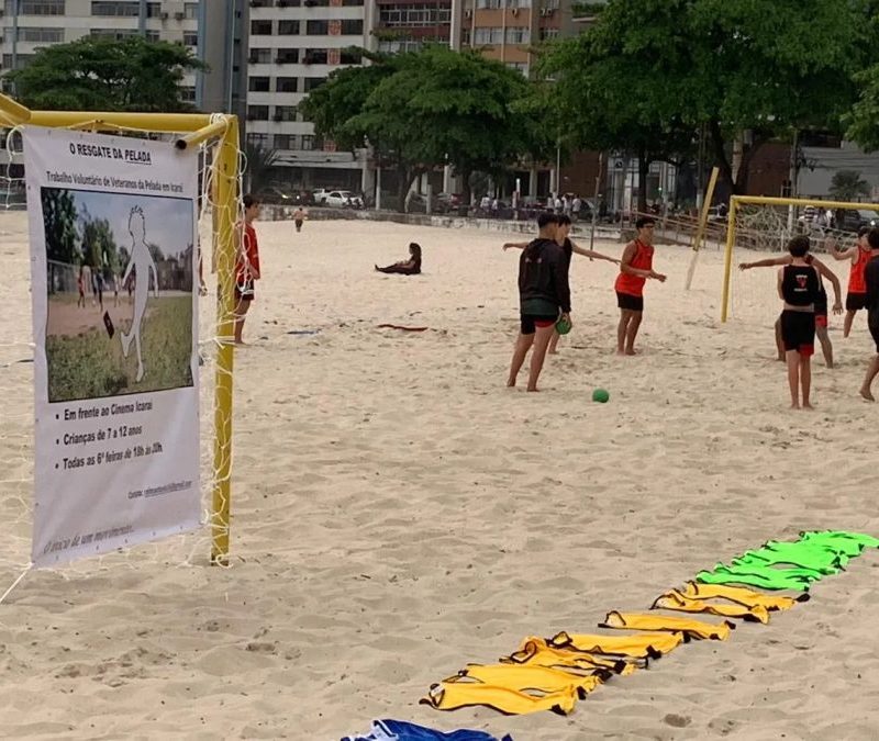 Futebol na Praia de Icaraí afasta crianças das telas em Niterói