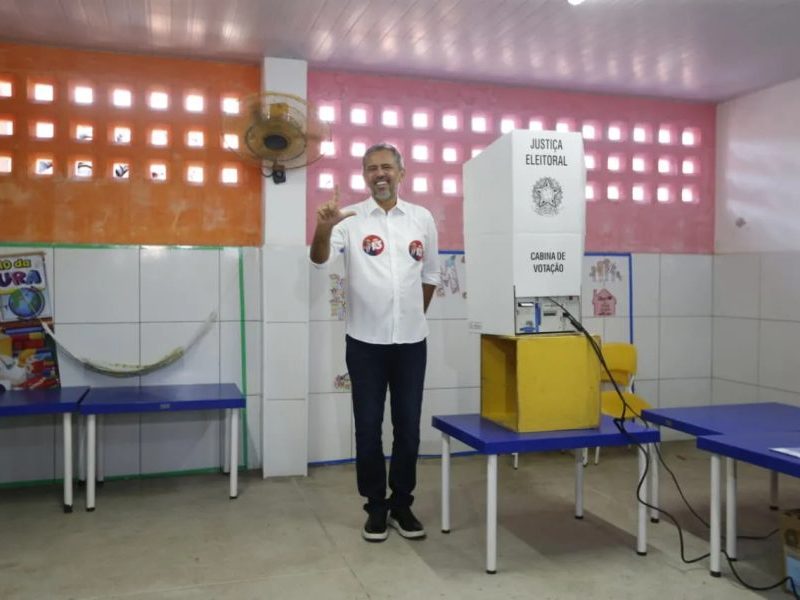 Governador Elmano de Freitas (PT) vota em Caucaia, na Grande Fortaleza