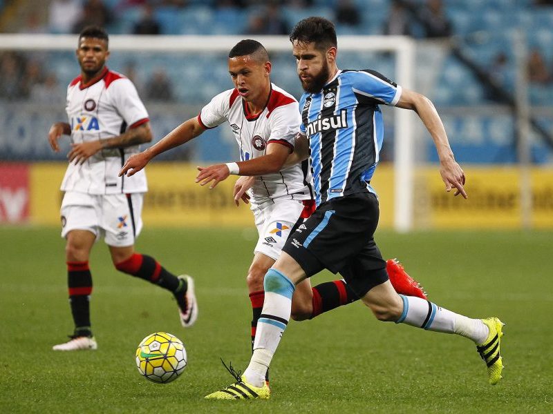 Grêmio encara o Athletico com chance de sair do Z-4 e se inspira em virada de chave de 2016