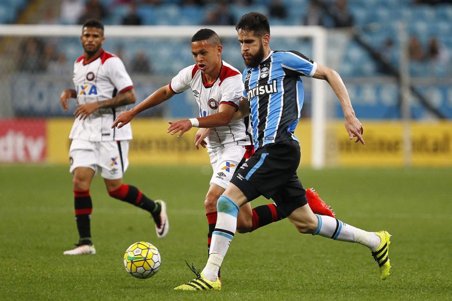 Grêmio encara o Athletico com chance de sair do Z-4 e se inspira em virada de chave de 2016