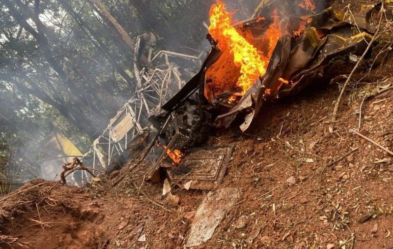 Helicóptero dos bombeiros decolou sem visibilidade mínima antes de queda que matou seis em MG, aponta Cenipa