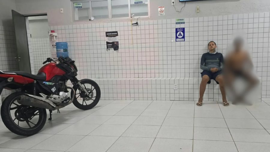Homem é morto a tiros e tem moto roubada no litoral do PI; dupla é conduzida à delegacia