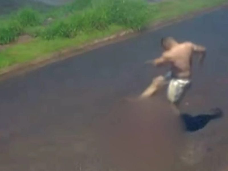 Homem é preso após espancar e arrastar companheira no meio de rua, no Paraná