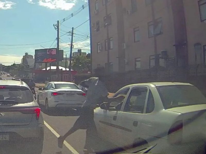 Homem que atacou motorista após ela negar dinheiro em semáforo é internado em Campo Grande