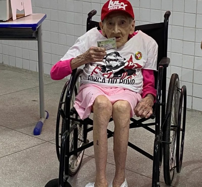 Idosa de 114 anos vota no 2º turno na Paraíba: ‘Disposição e vontade própria pra votar’