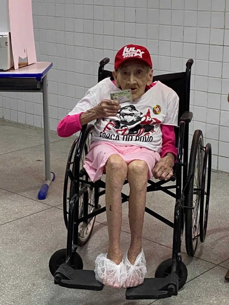 Idosa de 114 anos vota no 2º turno na Paraíba: 'Disposição e vontade própria pra votar'
