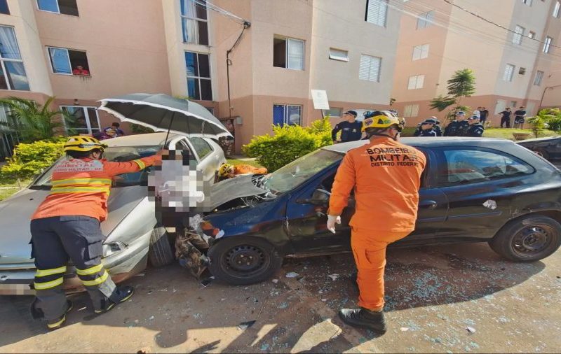 Idoso é atropelado e fica prensado entre dois carros no DF; motorista foge do local