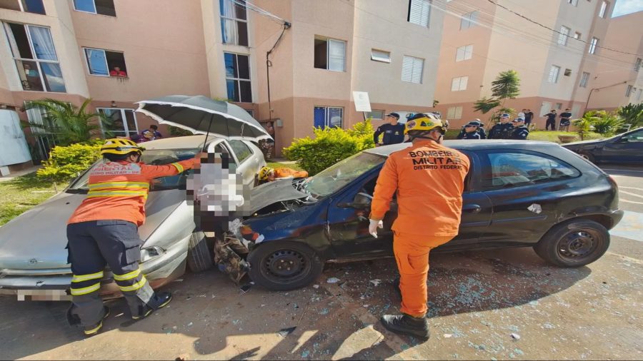 Idoso é atropelado e fica prensado entre dois carros no DF; motorista foge do local