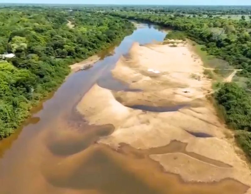 Seca extrema transforma rio na Ilha do Bananal em banco de areia