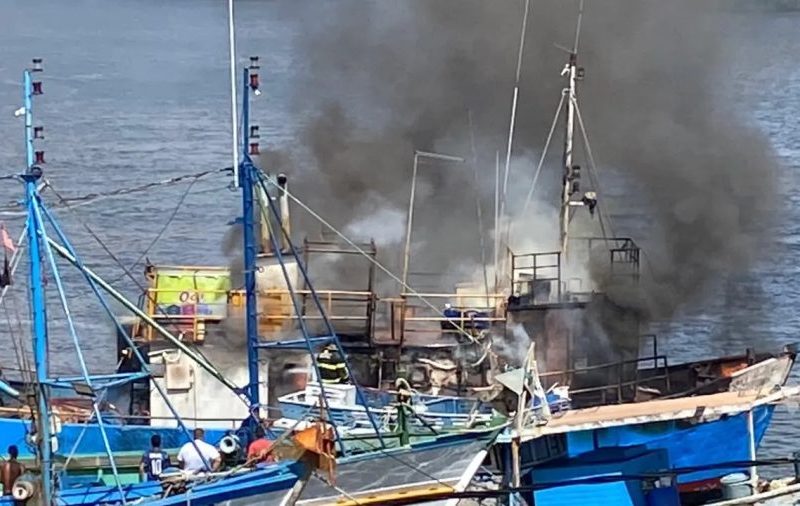 Incêndio destrói embarcação no Rio Potengi, em Natal