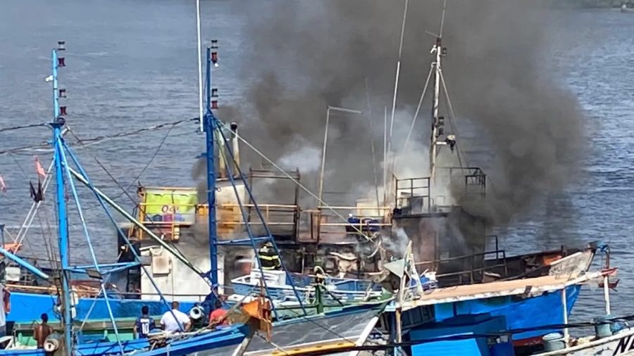 Incêndio atinge embarcação no Rio Potengi, em Natal