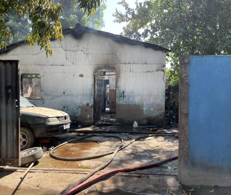 Incêndio destrói residência no bairro Sílvio Leite em Boa Vista