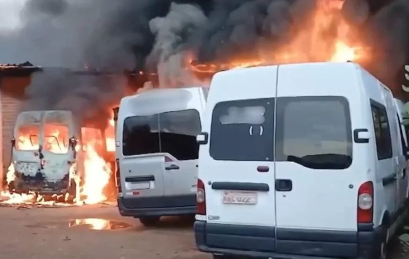 Incêndio destrói cinco veículos em oficina mecânica no Sul do PI