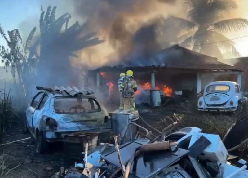 Incêndio em vegetação se alastra e atinge veículos e residência no município de Lagarto