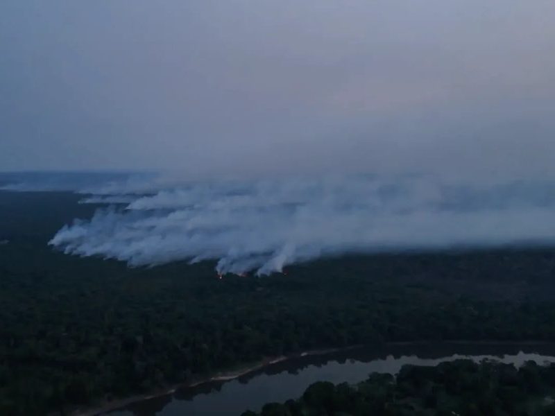 Incêndio no AM dura 54 dias e atinge área de 5,6 mil campos de futebol; chamas avançam sobre terra indígena