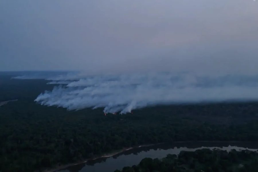 Incêndio no AM dura 54 dias e atinge área de 5,6 mil campos de futebol; chamas avançam sobre terra indígena