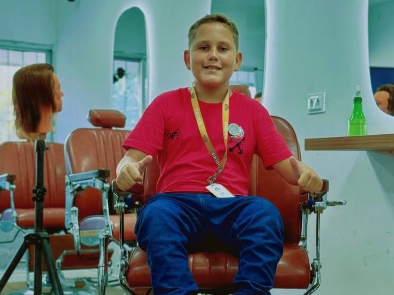 Influencer “Barbeiro Mirim”, de 14 anos, é morto a tiros ao lado de amigo