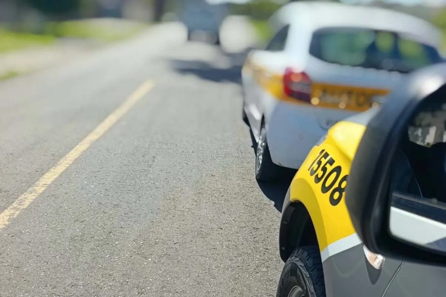 Instrutora de autoescola é flagrada dirigindo com CNH cassada