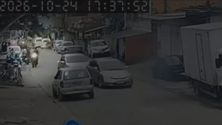 Irmãos são mortos a tiros dentro de barbearia em Belford Roxo; foram ao menos 16 disparos, diz família