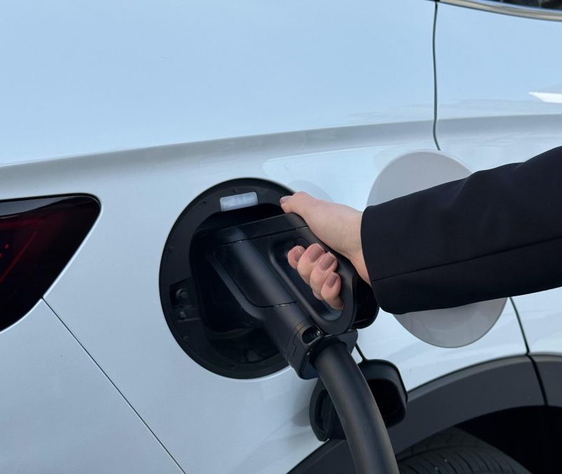 Itapema passa a contar com eletroposto da Celesc para recarga de veículos elétricos