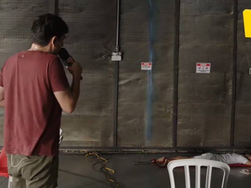 Janones dorme no chão após live pro-Lula