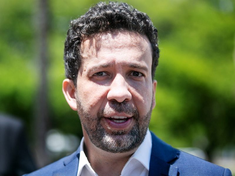 Janones: prisão de Flávio daria “narrativa” para unir a extrema direita