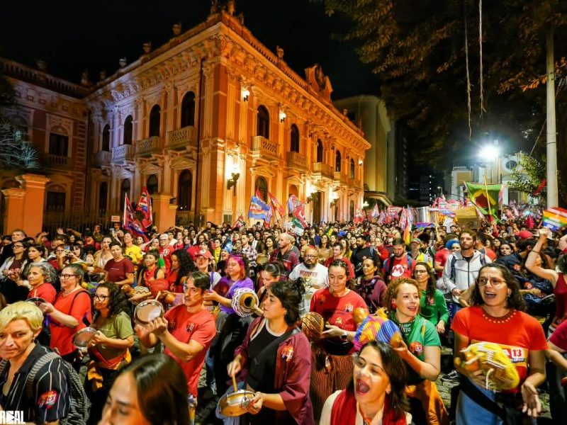 Caminhada pró-Lula movimenta o Centro de Florianópolis