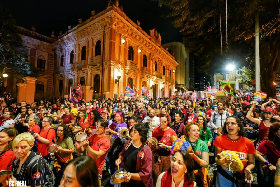 Juventude lidera ato em apoio a Lula em Florianópolis