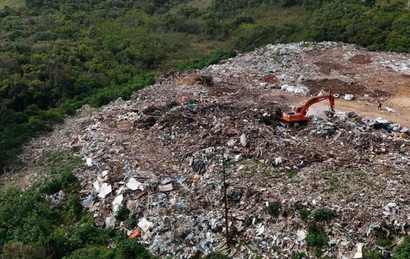 Lixão a céu aberto ao lado de área de preservação ambiental causa poluição e danos a floresta protegida, aponta MP